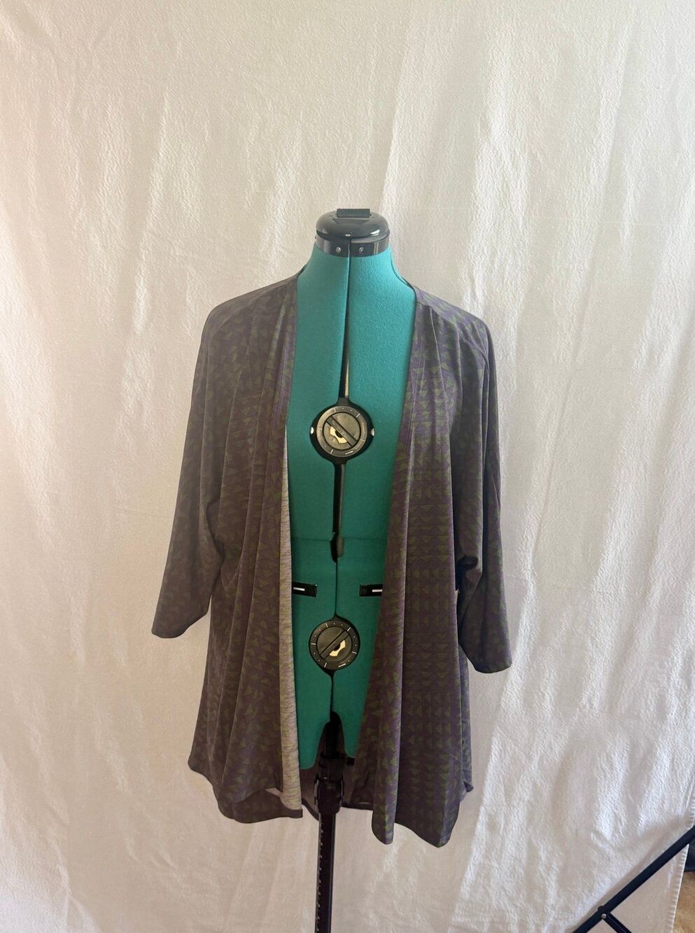 NWT Lularoe Lindsay top size medium. Brand new with tags.